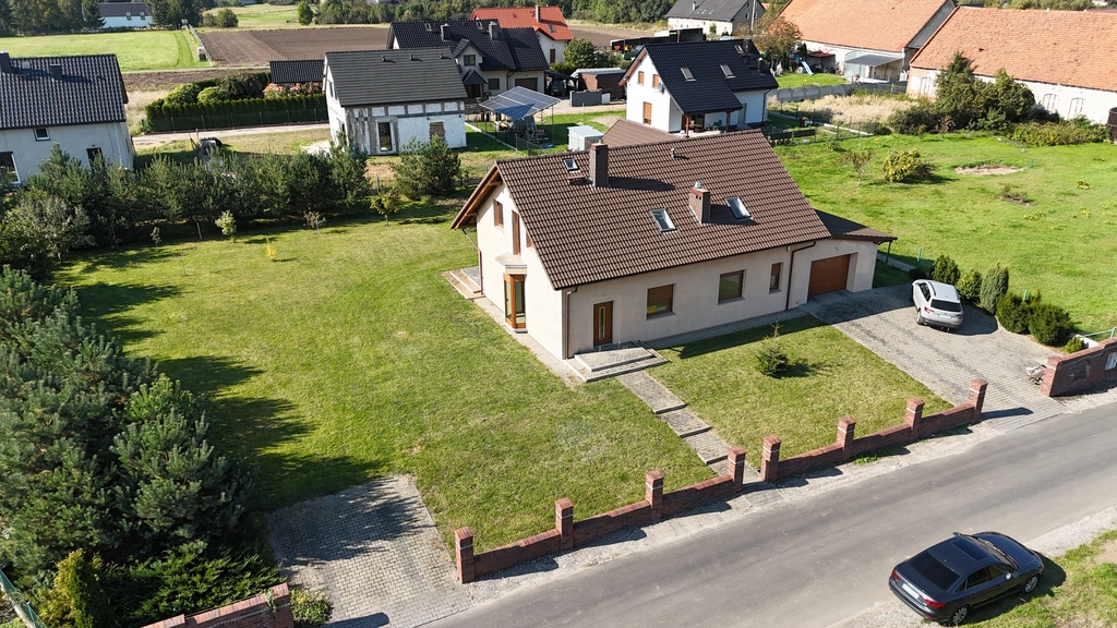 Dom wolnostojący z ogrodem, altaną i piwnicą - zdjęcie 1